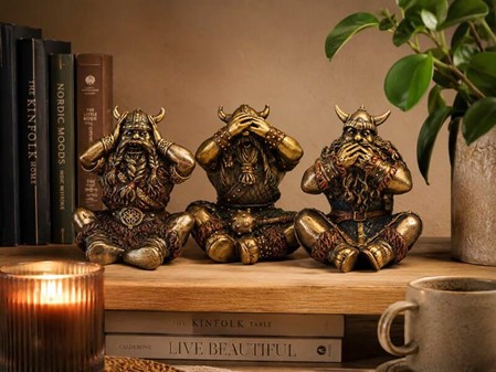 STUDENTERGAVER TIL HAM. FigurDe Treer af de tre kloge vikinger krigere