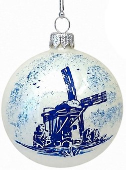 Billig julepynt. Julekugler i porcelæn hvid med hollandsk vindmølle