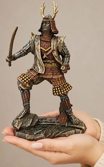 JAPANSK SAMURAI. Figur af ridder i traditionelt kostume med katana