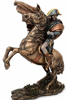 Den ikoniske Napoleon Bonaparte-figur på hesteryg. Skønhed og styrke