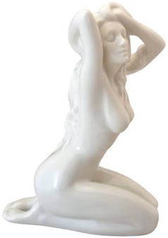 ROMANTISKE GAVER. Hvide porcelænsfigur af en nøgen kvinde