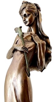 BRYLLUPSFIGURER. Smuk bronze skulptur af brudepige med lilje