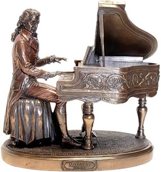 STUE INDRETNING. Unik og realistisk skulptur af Mozart ved klaveret