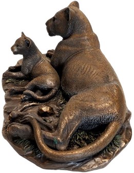 LØVE SKULPTUR. Pynteting til værelset, figur af løvinde med et barn