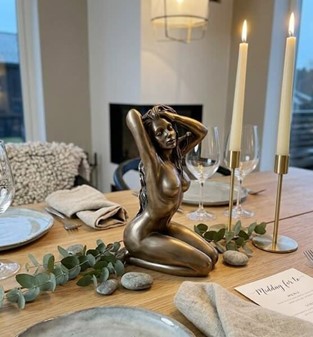 GAVER TIL MANDEN DER IKKE ØNSKER SIG NOGET. Bronze figur nøgen kvinde