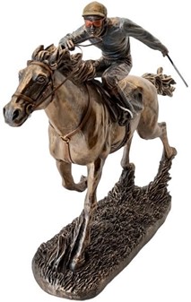 HESTEFIGUR. Imporedende bronzefigur Jockey på hest. Gave til rytter