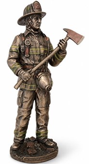 GAVE TIL BRANDMAND. Figur af brandmand i hjelm og med en øks i hånden