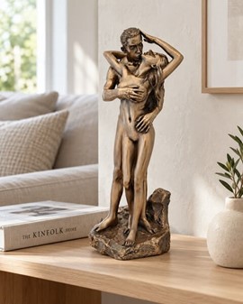 ROMANTISKE FIGURER. Figur af forelsket par i en kærlighed omfavnelse