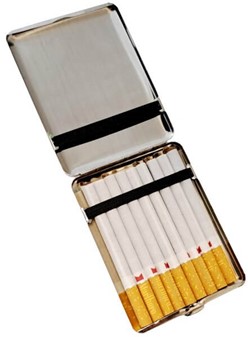 GAVE TIL HENDE. Cigaretetui metal med rose, til lange cigaretter