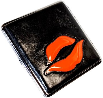 Stilfuldt Valentins Cigaret etui. Billige Etui med Rød Læber. 20 stk