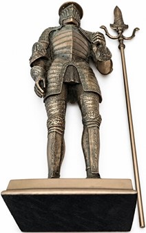 Bronzefigur af middelalderridder i fuld rustning med hellebard