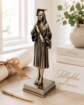 Kandidatgave til hende. Bronzefigur af pige i universitetshue og kappe