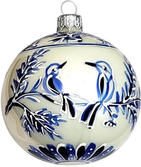 Polsk julekugle i hvid porcelænsfarve med blå fugler omkring kuglen