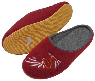 SUTSKO FILT DAME. Mørkerøde slippers med blomsterbroderi, kun 99 kr