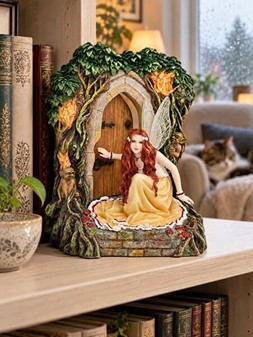 Magisk Fe-Statuette. Polyresin Figur af Smuk Fe ved Lysende Skovdør