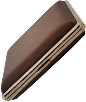 Elegant brunt cigaretetui i metal-satin. Perfekt gave til mænd. 20 stk