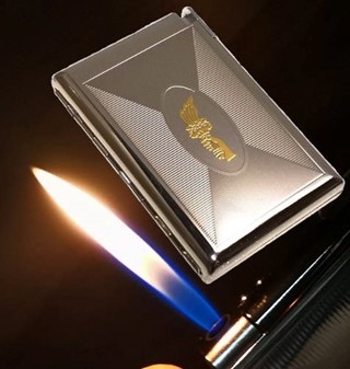 GAVE TIL SVIGERFAR. Cigaretetui metal med lighter, 18 cigaretter