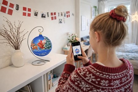 Eventyrlig kongeblå stor julekugle med julemand og kane. Ø 15 cm