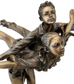 En betagende figur af kunstskøjteløb par. Gaveidé til fans og atleter