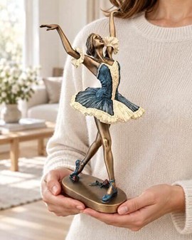 SMÅ GAVER TIL PIGE. Smuk og billig bronzefigur af ballerina i dans