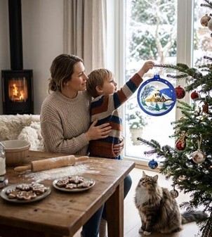 Stor julekugle i kongeblå mat med vinterlandskab på sølvmåne. Ø 15 cm