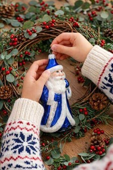 Julepynt online shop. Polsk glas figur af julemand i blå pels. H 11 cm