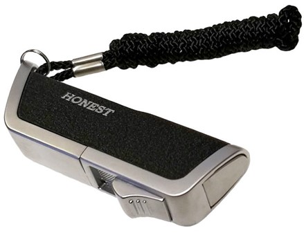 BILLIG LIGHTER. Smart genopfyldelig stormlighter i sort, på en snor