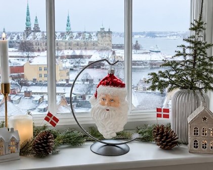 Klassisk juletræspynt. Glas figur af julemandens hoved. H 12,30 cm