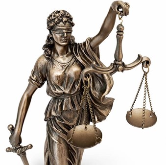 GAVE TIL JURIST. Eksklusiv bronze figur af Justitia gudinde