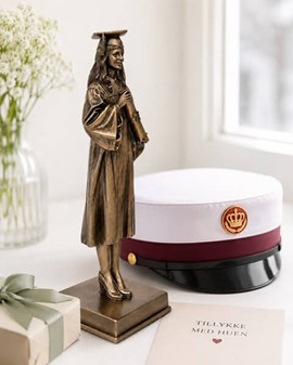 Kandidatgave til hende. Bronzefigur af pige i universitetshue og kappe