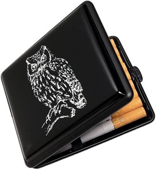 CIGARETETUI METAL. Mystisk Elegance: Sort Cigaretetui med Uglemotiv