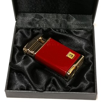 VALENTINSGAVE TIL HENDE. Rød gas lighter med gylden farve finish