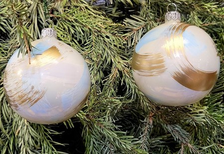 Julekugler i hvid emalje med blå, guld og sølv striber. Ø 8 cm, 6 stk