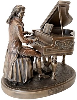 STUE INDRETNING. Unik og realistisk skulptur af Mozart ved klaveret
