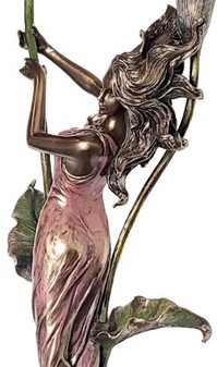 GOD BRYLLUPSGAVE. Art Nouveau lysestage - figur, en kvinde med lilje