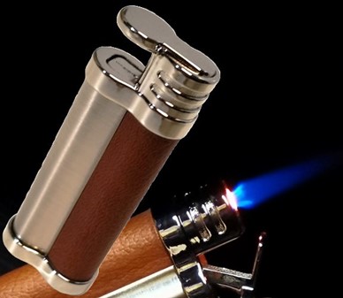 GOD VENINDEGAVE. Smuk og billig, vindtæt lighter i brunt og sølv