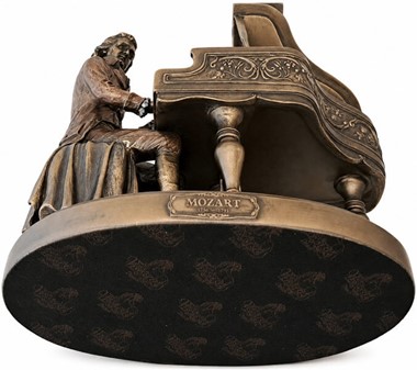 STUE INDRETNING. Unik og realistisk skulptur af Mozart ved klaveret