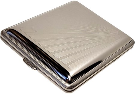 UNIK GAVE TIL HAM. Smuk metal cigaret etui til standard cigaretter