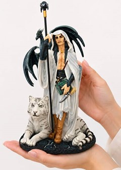 DEKORATION TIL STUEN. Polyresin figur af Troldmand med hvid tiger