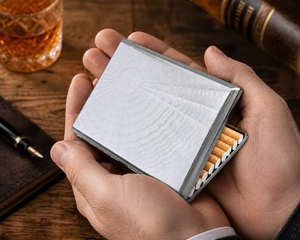 Cigaretetui i metal. Billigt, stilfuldt, perfekt til lange cigaretter