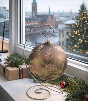Glas julekugle stor, mat grå med en delikat plantedekoration. Ø 15 cm