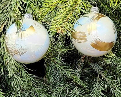 Julekugler i hvid emalje med blå, guld og sølv striber. Ø 8 cm, 6 stk