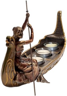STUE DEKORATION, LYSESTAGE. Bronze figur, kvinde i venetiansk gondol