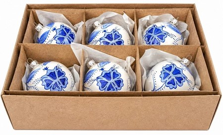 Juledekorationer i glas. Julekugler i porcelæn hvid med blå blomster