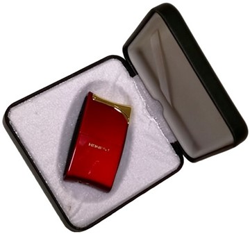 TIL HENDE. Flot og billig røde lighter til kvinden der har alt