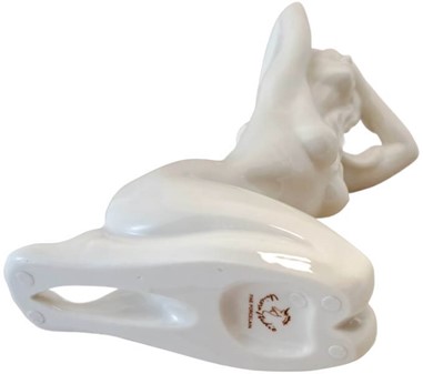 ROMANTISKE GAVER. Hvide porcelænsfigur af en nøgen kvinde