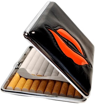 Stilfuldt Valentins Cigaret etui. Billige Etui med Rød Læber. 20 stk