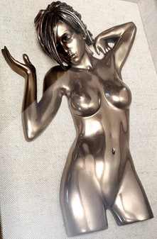 Kunstnerisk Vægdekoration: Elegant Nøgenfigur Bronze i Træramme