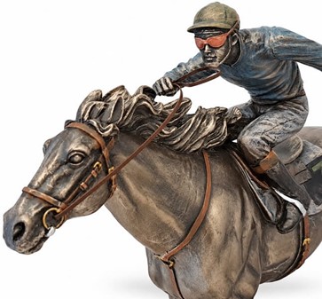HESTEFIGUR. Imporedende bronzefigur Jockey på hest. Gave til rytter
