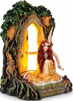 Magisk Fe-Statuette. Polyresin Figur af Smuk Fe ved Lysende Skovdør